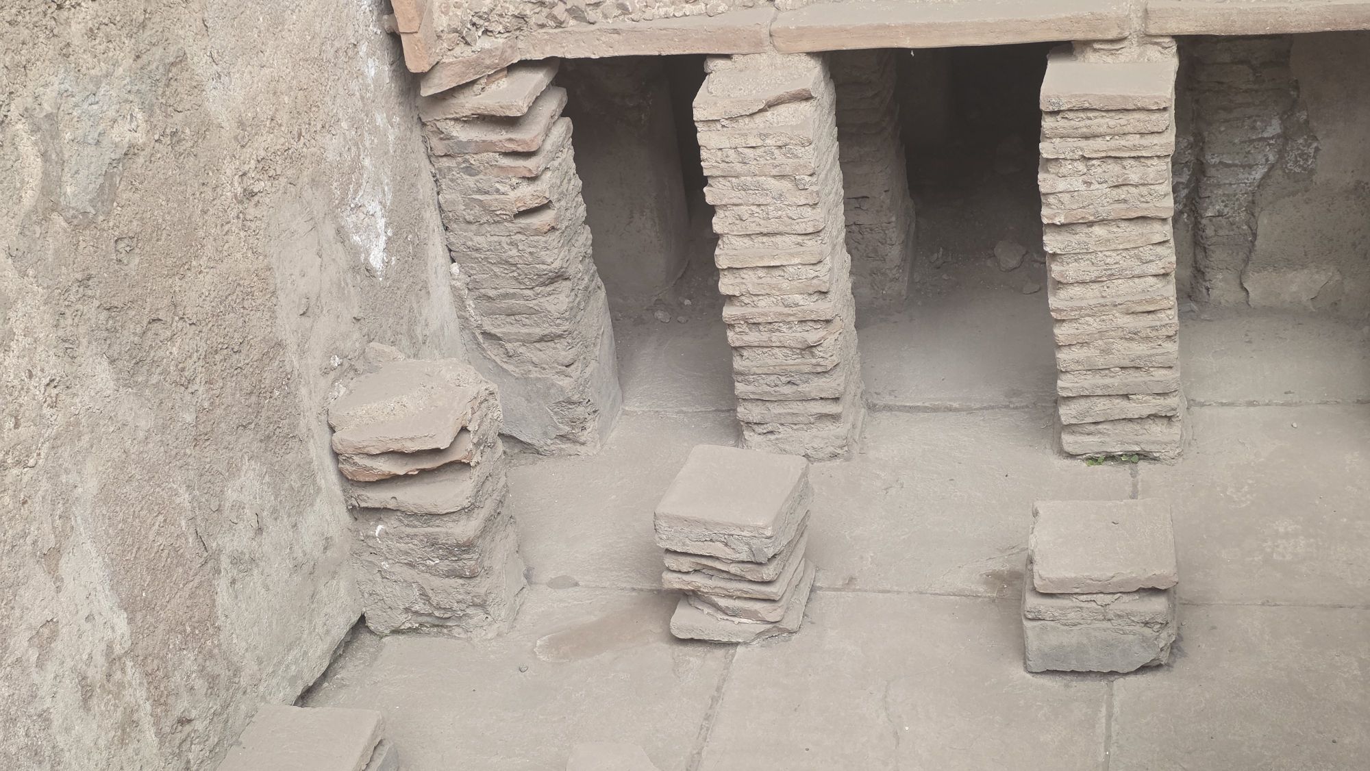 Hypokaustum mit kleinen Ziegelpfeilern in Pompeji
