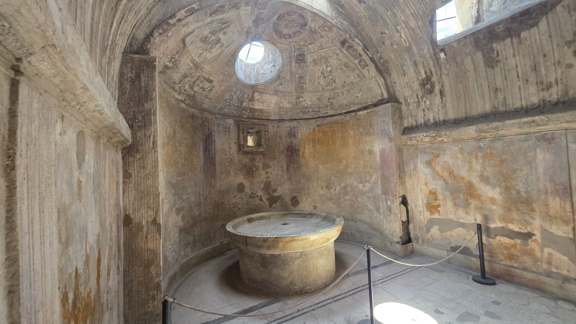 Marmorernes Labrum in den Forumsthermen von Pompeji