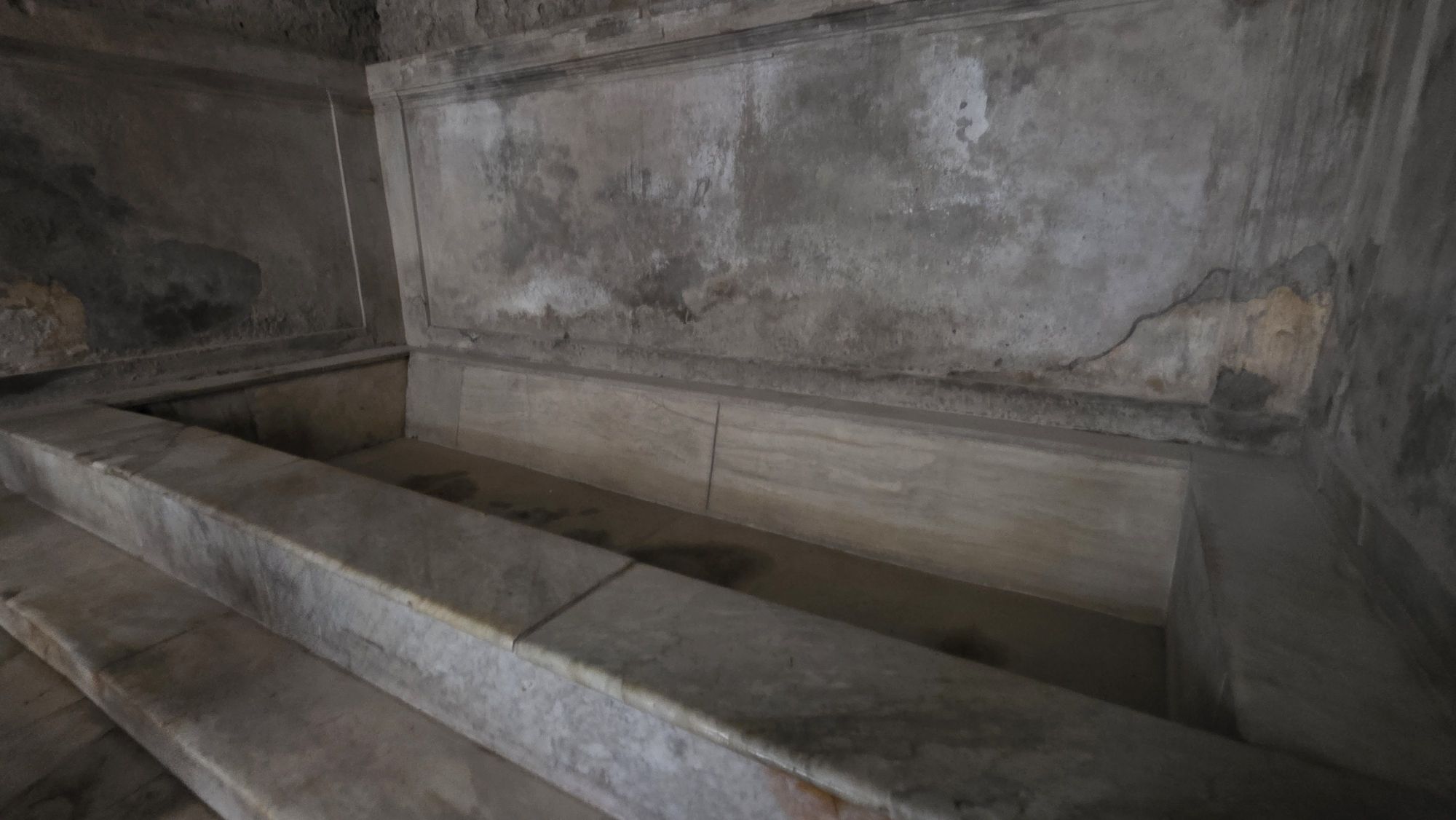 Badebecken im Caldarium der Forumsthermen von Pompeji