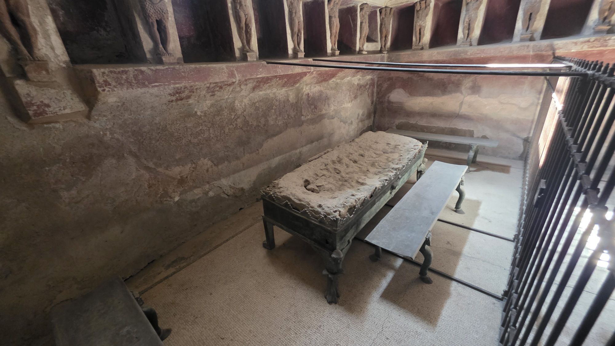 Bronzebrazier im Tepidarium der Forumsthermen von Pompeji