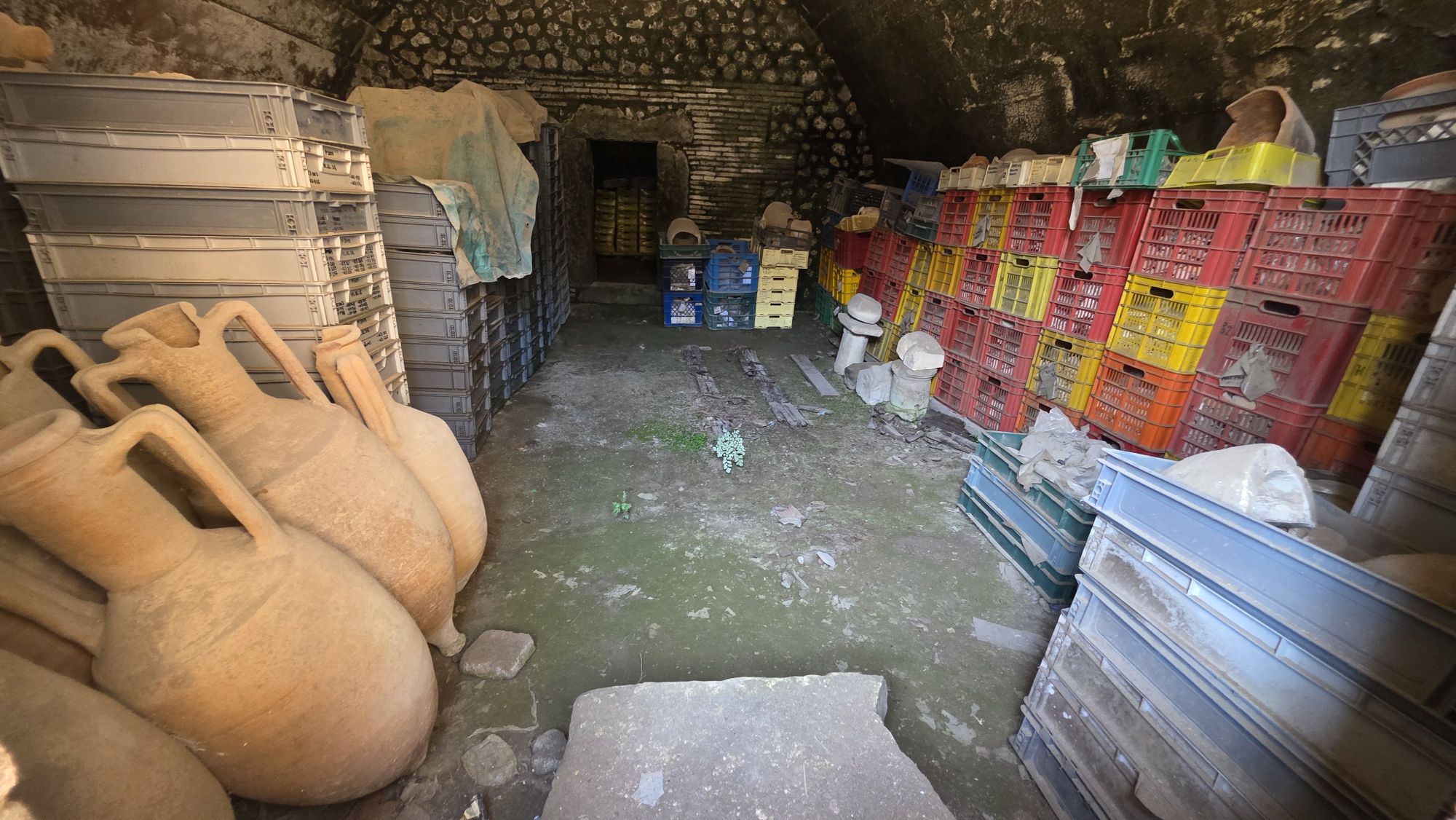 Amphoren und archäologische Fundstücke in Pompeji