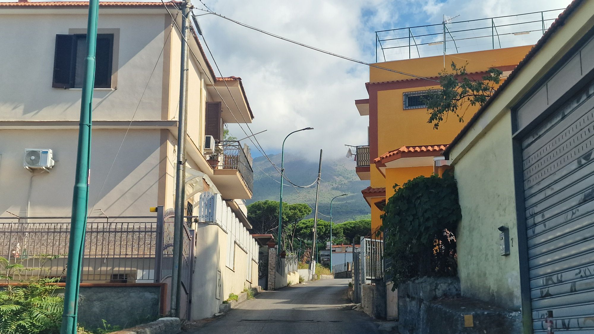 Enge Gasse auf der Fahrt zum Vesuv
