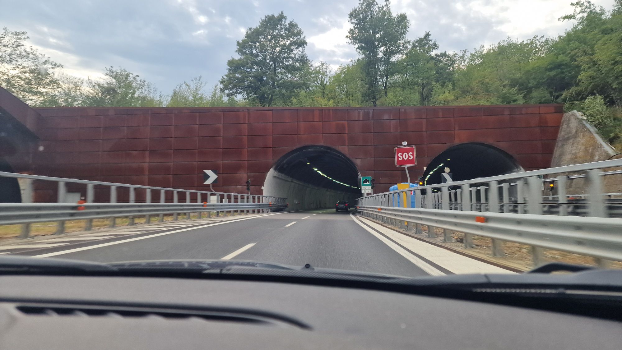 Weiteres gestaltetes Tunnelportal in Italien