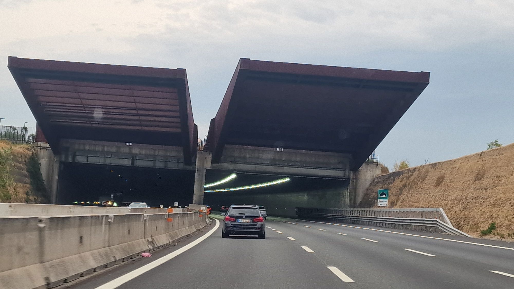 Gestaltetes Tunnelportal auf der Autobahn in Italien